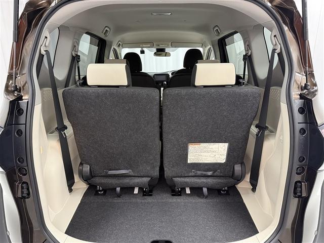 シエンタ Ｘ　４ＷＤ　衝突被害軽減システム　メモリーナビ　バックカメラ　電動スライドドア　フルセグ　ＬＥＤヘッドランプ　アルミホイール　キーレス　横滑り防止機能　３列シート　乗車定員６人　ワンオーナー（16枚目）