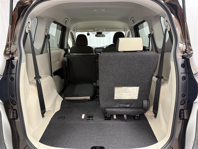 シエンタ Ｘ　４ＷＤ　衝突被害軽減システム　メモリーナビ　バックカメラ　電動スライドドア　フルセグ　ＬＥＤヘッドランプ　アルミホイール　キーレス　横滑り防止機能　３列シート　乗車定員６人　ワンオーナー（17枚目）