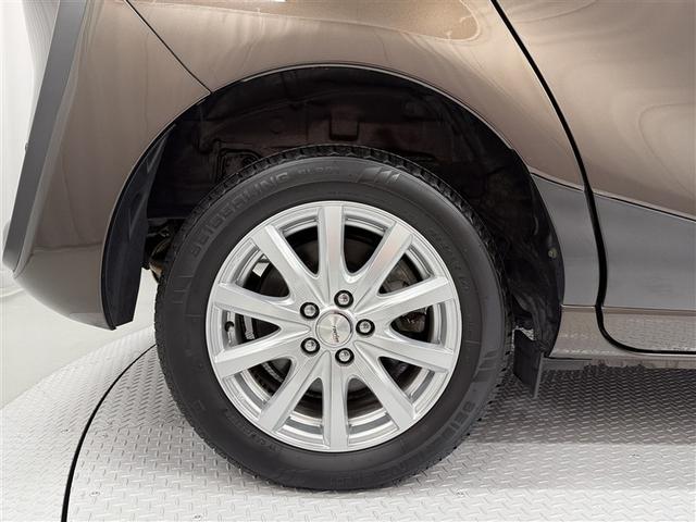 シエンタ Ｘ　４ＷＤ　衝突被害軽減システム　メモリーナビ　バックカメラ　電動スライドドア　フルセグ　ＬＥＤヘッドランプ　アルミホイール　キーレス　横滑り防止機能　３列シート　乗車定員６人　ワンオーナー（30枚目）