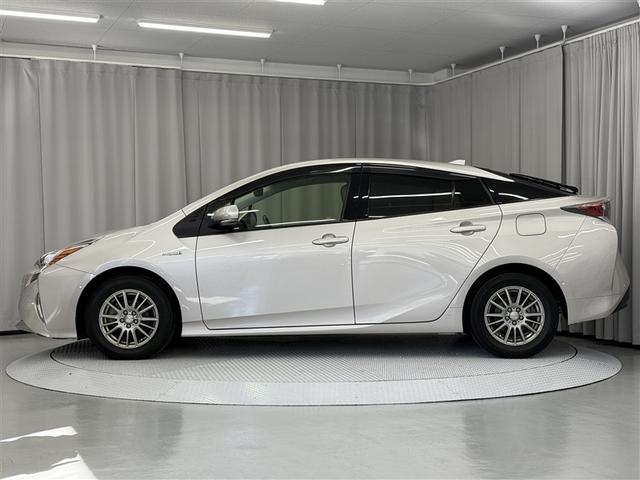 プリウス Ｓセーフティプラス　寒冷地　衝突被害軽減システム　ＨＤＤナビ　バックカメラ　ワンセグ　ＬＥＤヘッドランプ　アルミホイール　スマートキー　オートクルーズコントロール　ＥＴＣ　盗難防止装置　キーレス　横滑り防止機能（4枚目）