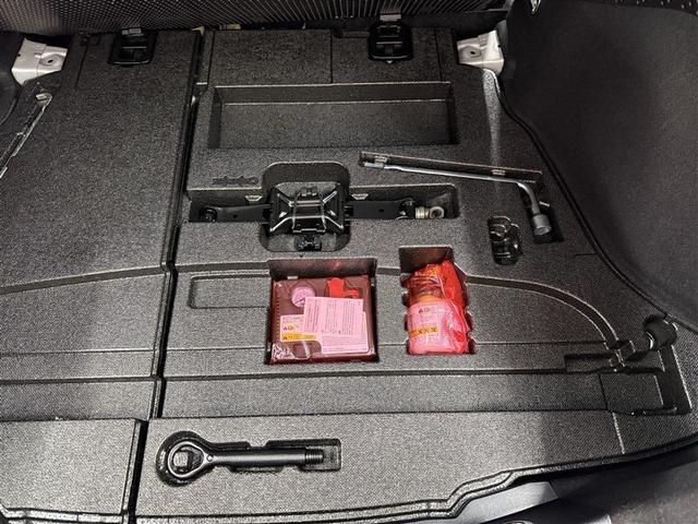 プリウス Ｓセーフティプラス　寒冷地　衝突被害軽減システム　ＨＤＤナビ　バックカメラ　ワンセグ　ＬＥＤヘッドランプ　アルミホイール　スマートキー　オートクルーズコントロール　ＥＴＣ　盗難防止装置　キーレス　横滑り防止機能（28枚目）