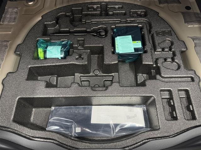 クラウンクロスオーバー Ｇアドバンスド　４ＷＤ　寒冷地　衝突被害軽減システム　バックカメラ　フルセグ　ＬＥＤヘッドランプ　アルミホイール　スマートキー　オートクルーズコントロール　ＥＴＣ　盗難防止装置　電動シート　キーレス　横滑り防止機能（28枚目）