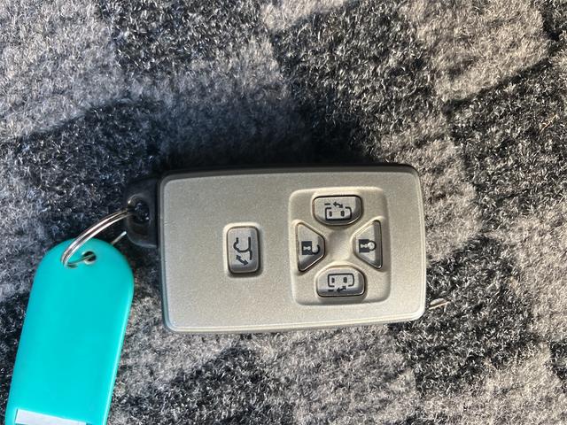 ヴェルファイア ２．４Ｚ　プラチナムセレクション　４ＷＤ　ＥＴＣ　バックカメラ　ナビ　クリアランスソナー　両側電動スライドドア　オートライト　ＨＩＤ　電動リアゲート　スマートキー　電動格納ミラー　３列シート　ＣＶＴ　アルミホイール　Ｂｌｕｅｔｏｏｔｈ（27枚目）
