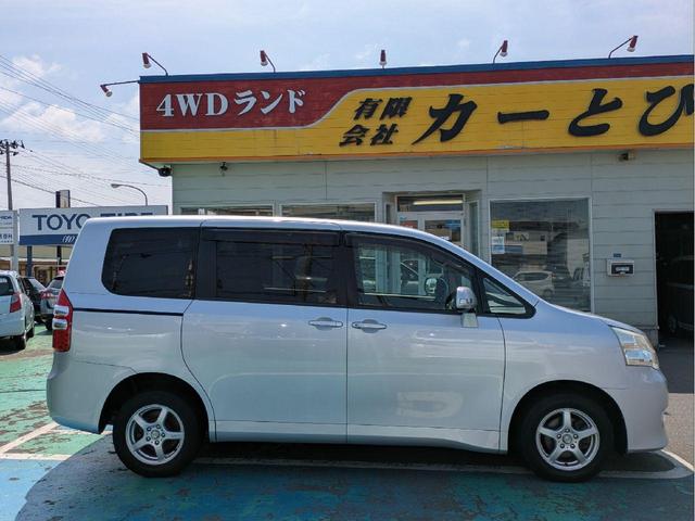 ノア Ｘ　Ｌセレクション　切替式４ＷＤ　７人乗り　後席フリップダウンモニター　フロントワイパーデアイサー　パワースライドドア　フルセグ対応社外ナビ　エンジンスターター　セカンドシート回転機構　フォグ　ＥＴＣ　キーレスキー（5枚目）