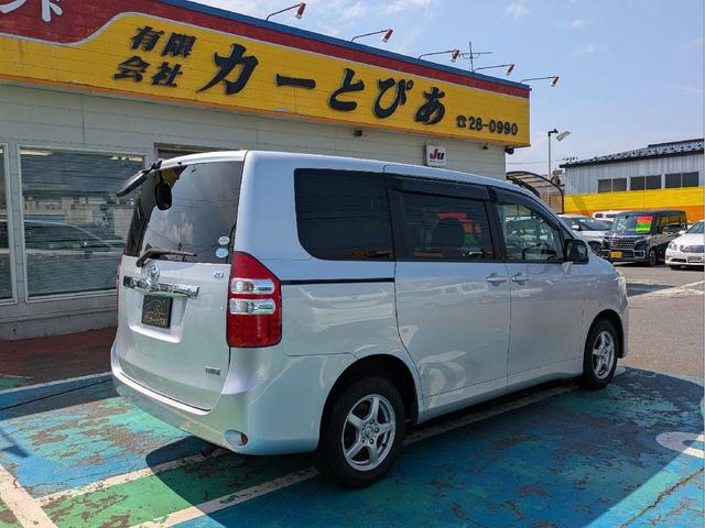 ノア Ｘ　Ｌセレクション　切替式４ＷＤ　７人乗り　後席フリップダウンモニター　フロントワイパーデアイサー　パワースライドドア　フルセグ対応社外ナビ　エンジンスターター　セカンドシート回転機構　フォグ　ＥＴＣ　キーレスキー（6枚目）