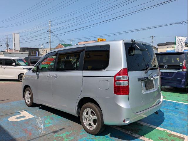 ノア Ｘ　Ｌセレクション　切替式４ＷＤ　７人乗り　後席フリップダウンモニター　フロントワイパーデアイサー　パワースライドドア　フルセグ対応社外ナビ　エンジンスターター　セカンドシート回転機構　フォグ　ＥＴＣ　キーレスキー（8枚目）