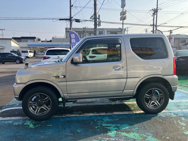 ジムニー ランドベンチャー　４ＷＤ　５速マニュアル　オプションカラー　特別仕様車　ハーフレザーシート　フルセグナビ　シートヒーター　ミラーヒーター　背面タイヤハードカバー　純正１６インチアルミホイール　クロムメッキバンパーカバー（6枚目）