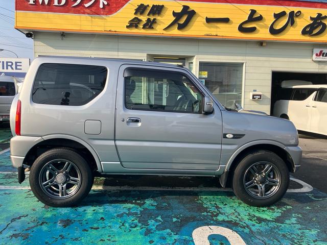 ジムニー ランドベンチャー　４ＷＤ　５速マニュアル　オプションカラー　特別仕様車　ハーフレザーシート　フルセグナビ　シートヒーター　ミラーヒーター　背面タイヤハードカバー　純正１６インチアルミホイール　クロムメッキバンパーカバー（7枚目）