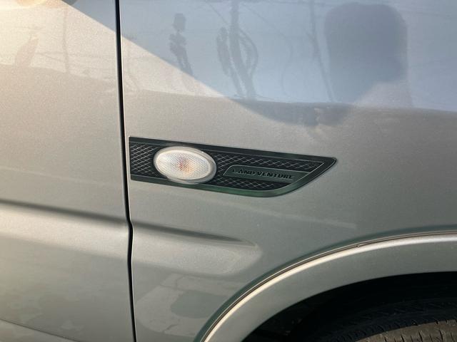 ジムニー ランドベンチャー　４ＷＤ　５速マニュアル　オプションカラー　特別仕様車　ハーフレザーシート　フルセグナビ　シートヒーター　ミラーヒーター　背面タイヤハードカバー　純正１６インチアルミホイール　クロムメッキバンパーカバー（8枚目）