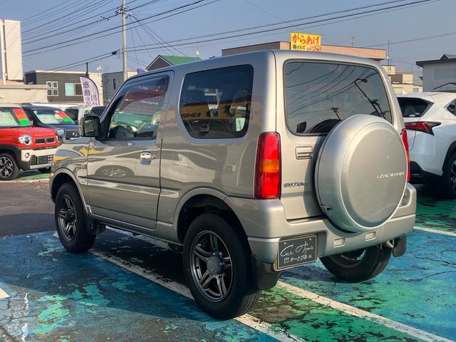 ジムニー ランドベンチャー　４ＷＤ　５速マニュアル　オプションカラー　特別仕様車　ハーフレザーシート　フルセグナビ　シートヒーター　ミラーヒーター　背面タイヤハードカバー　純正１６インチアルミホイール　クロムメッキバンパーカバー（11枚目）