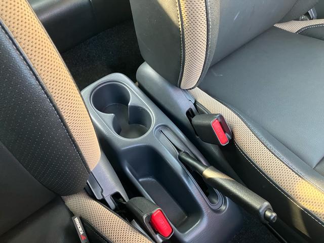 ジムニー ランドベンチャー　４ＷＤ　５速マニュアル　オプションカラー　特別仕様車　ハーフレザーシート　フルセグナビ　シートヒーター　ミラーヒーター　背面タイヤハードカバー　純正１６インチアルミホイール　クロムメッキバンパーカバー（27枚目）