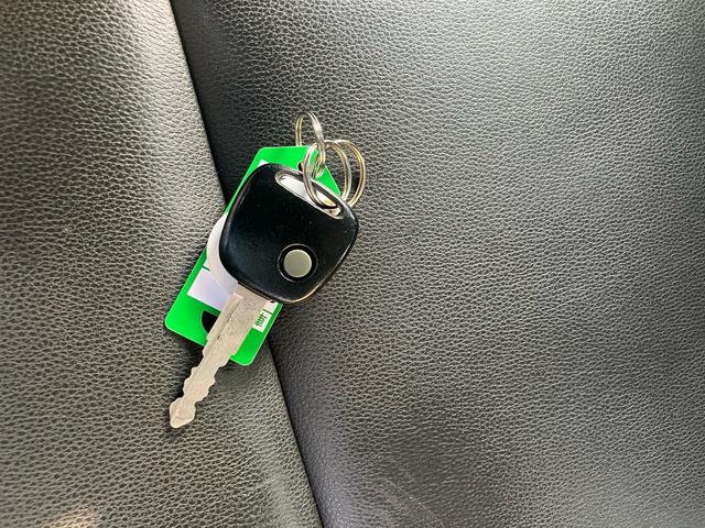 ジムニー ランドベンチャー　４ＷＤ　５速マニュアル　オプションカラー　特別仕様車　ハーフレザーシート　フルセグナビ　シートヒーター　ミラーヒーター　背面タイヤハードカバー　純正１６インチアルミホイール　クロムメッキバンパーカバー（32枚目）