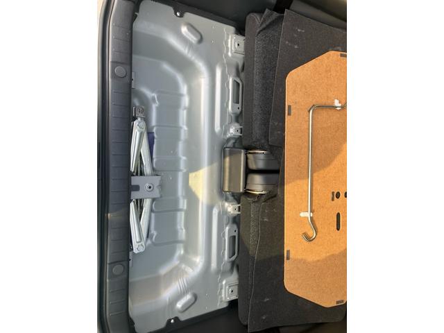 ジムニー ランドベンチャー　４ＷＤ　５速マニュアル　オプションカラー　特別仕様車　ハーフレザーシート　フルセグナビ　シートヒーター　ミラーヒーター　背面タイヤハードカバー　純正１６インチアルミホイール　クロムメッキバンパーカバー（41枚目）