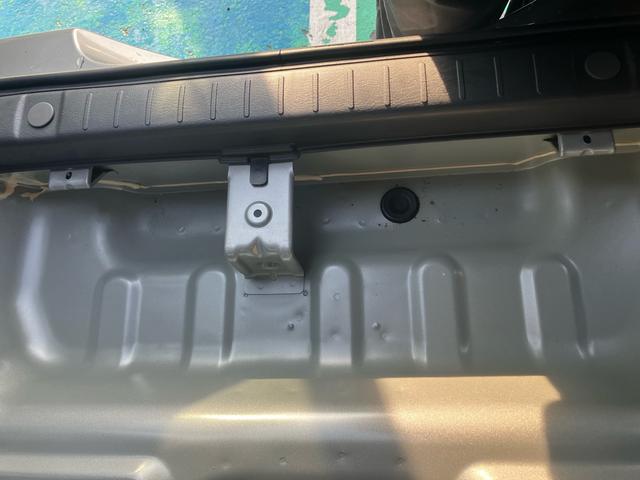 ジムニー ランドベンチャー　４ＷＤ　５速マニュアル　オプションカラー　特別仕様車　ハーフレザーシート　フルセグナビ　シートヒーター　ミラーヒーター　背面タイヤハードカバー　純正１６インチアルミホイール　クロムメッキバンパーカバー（42枚目）