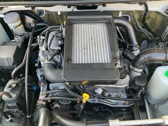 ジムニー ランドベンチャー　４ＷＤ　５速マニュアル　オプションカラー　特別仕様車　ハーフレザーシート　フルセグナビ　シートヒーター　ミラーヒーター　背面タイヤハードカバー　純正１６インチアルミホイール　クロムメッキバンパーカバー（46枚目）