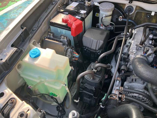 ジムニー ランドベンチャー　４ＷＤ　５速マニュアル　オプションカラー　特別仕様車　ハーフレザーシート　フルセグナビ　シートヒーター　ミラーヒーター　背面タイヤハードカバー　純正１６インチアルミホイール　クロムメッキバンパーカバー（47枚目）