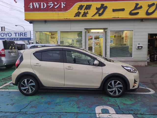 アクア クロスオーバー ハイブリッド ハーフレザーシート フルセグ対応純正ナビ Bluetooth バックカメラ ワイパーデアイサー ETC ステアリングスイッチ フォグ クリアランスソナー 先行車発進 オートハイビーム(4枚目)