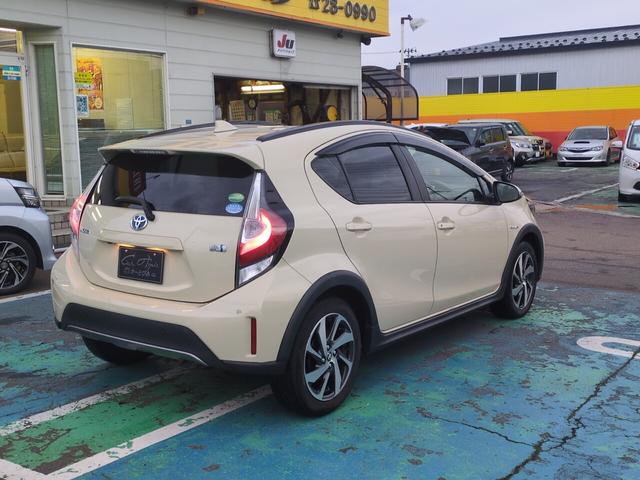 アクア クロスオーバー ハイブリッド ハーフレザーシート フルセグ対応純正ナビ Bluetooth バックカメラ ワイパーデアイサー ETC ステアリングスイッチ フォグ クリアランスソナー 先行車発進 オートハイビーム(5枚目)