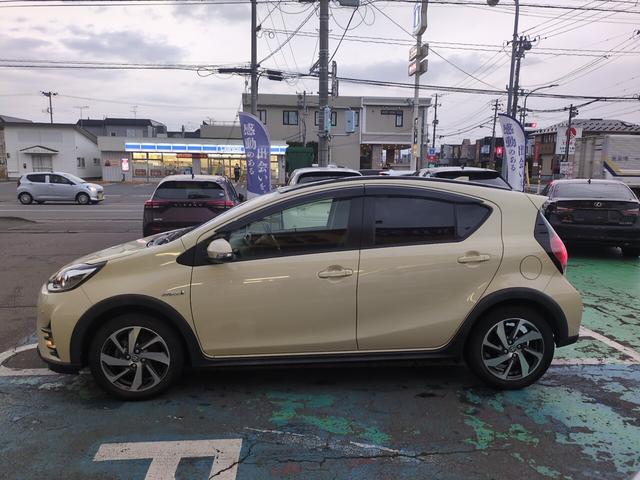 アクア クロスオーバー ハイブリッド ハーフレザーシート フルセグ対応純正ナビ Bluetooth バックカメラ ワイパーデアイサー ETC ステアリングスイッチ フォグ クリアランスソナー 先行車発進 オートハイビーム(8枚目)