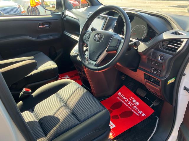 ヴォクシー ＺＳ　煌　４ＷＤ　エンジンスターター　Ｔコネクトナビ　リヤモニター　車高調　スマートキー＆プッシュスタート　Ｗエアコン　ＬＥＤヘッドライト　横滑り防止　アイドリングストップ（3枚目）