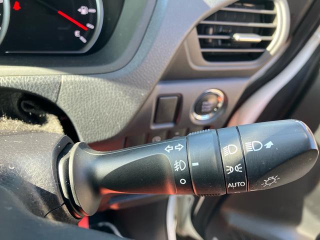 ヴォクシー ＺＳ　煌　４ＷＤ　エンジンスターター　Ｔコネクトナビ　リヤモニター　車高調　スマートキー＆プッシュスタート　Ｗエアコン　ＬＥＤヘッドライト　横滑り防止　アイドリングストップ（18枚目）