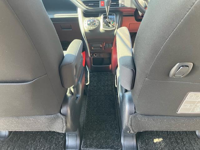 ヴォクシー ＺＳ　煌　４ＷＤ　エンジンスターター　Ｔコネクトナビ　リヤモニター　車高調　スマートキー＆プッシュスタート　Ｗエアコン　ＬＥＤヘッドライト　横滑り防止　アイドリングストップ（35枚目）
