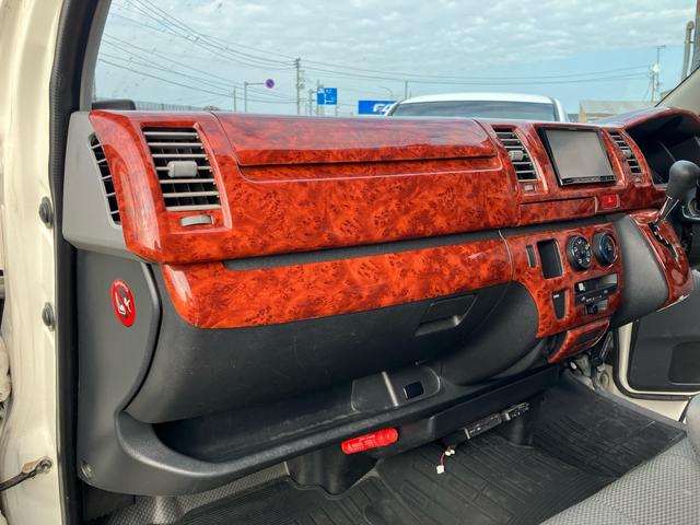 ハイエースバン ロングＤＸ　４ＷＤ　フロントスポイラー　３（６）人乗り　電動格納ドアミラー　キーレス　タイミングベルト交換済み　同色バンパー　ナビＴＶ　バックカメラ　ＥＴＣ　記録簿（49枚目）