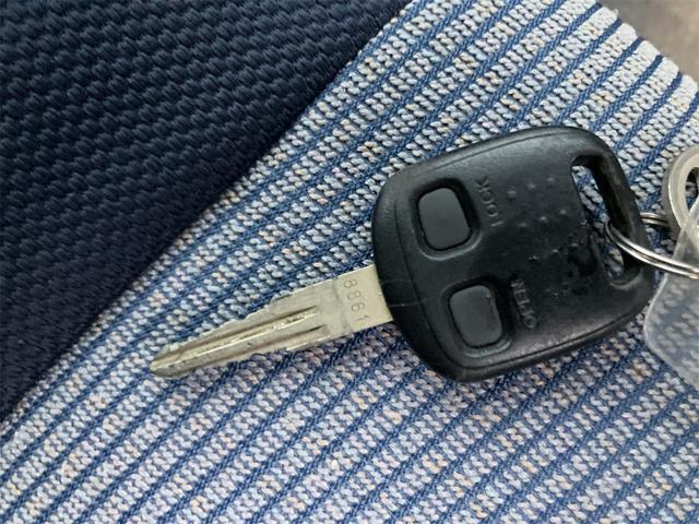 プレオ ＲＳリミテッドＩＩ　４ＷＤ　スーパーチャージャー　キーレスエントリー　電動格納ミラー　ＣＶＴ　ＣＤ　ＭＤ　アルミホイール　衝突安全ボディ　エアコン　パワーステアリング　パワーウィンドウ（9枚目）