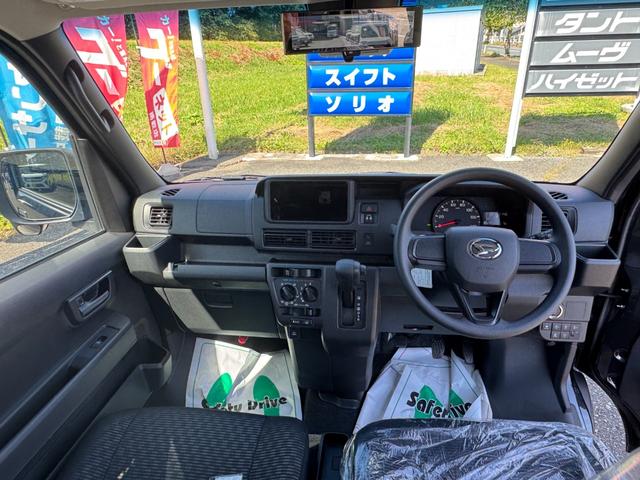ハイゼットカーゴ クルーズターボ　４ＷＤ　ターボ　視界補助パック付き　デジタルスマートインナーミラー　バックカメラ　キーフリーシステム　パワーウィンドウ　両側イージークローザー　オーバーヘッドシェルフ　スマートアシスト　同色バンパー（9枚目）