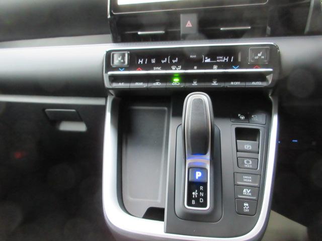 ヴォクシー ハイブリッドＳ－Ｚ　４ＷＤ　ＥＴＣ　全周囲カメラ　ナビ　ＴＶ　クリアランスソナー　オートクルーズコントロール　レーンアシスト　パークアシスト　衝突被害軽減システム　オートマチックハイビーム　ＬＥＤヘッドランプ（9枚目）