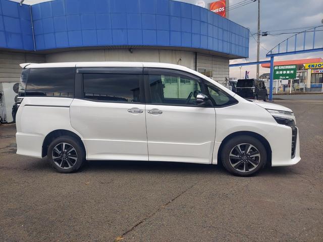 ヴォクシー ZS 煌III 4WD 純正9インチナビ TV バックカメラ フリップダウンモニター 両側パワースライドドア ビルトインETC 前後ドライブレコーダー スマートキー(4枚目)