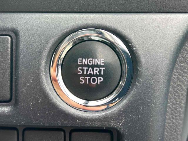 ノア Ｘ　４ＷＤ　ワンオーナー　ドライブレコーダー　ＥＴＣ　バックカメラ　ナビ　ＴＶ　両側電動スライドドア　オートライト　ＬＥＤヘッドランプ　スマートキー　アイドリングストップ　電動格納ミラー　３列シート（8枚目）