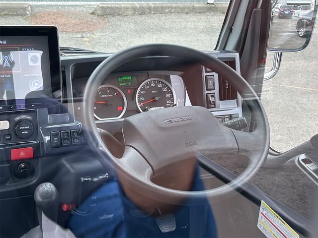 エルフトラック カスタム　４ＷＤ　トラック　５ＭＴ　レーンアシスト　ＥＴＣ　ナビ　バックカメラ　スマートキー　アイドリングストップ　電動格納ミラー　アルミホイール　ＡＢＳ　ＥＳＣ　エアコン　パワーウィンドウ　運転席エアバッグ（3枚目）