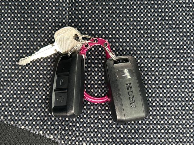エルフトラック カスタム　４ＷＤ　トラック　５ＭＴ　レーンアシスト　ＥＴＣ　ナビ　バックカメラ　スマートキー　アイドリングストップ　電動格納ミラー　アルミホイール　ＡＢＳ　ＥＳＣ　エアコン　パワーウィンドウ　運転席エアバッグ（22枚目）
