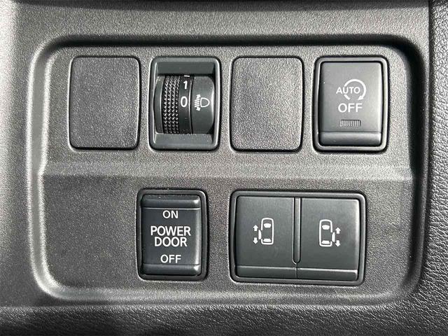 セレナ X VセレクションII 4WD ETC バックカメラ ナビ オートクルーズコントロール 衝突被害軽減システム 両側電動スライドドア オートライト スマートキー アイドリングストップ 電動格納ミラー 3列シート ウォークスルー(8枚目)