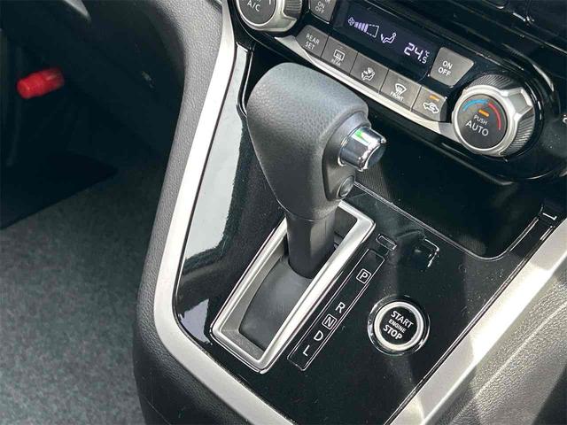 セレナ X VセレクションII 4WD ETC バックカメラ ナビ オートクルーズコントロール 衝突被害軽減システム 両側電動スライドドア オートライト スマートキー アイドリングストップ 電動格納ミラー 3列シート ウォークスルー(51枚目)