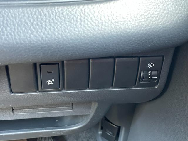 運転席にはシートヒーター機能が付いていて寒い日でもボタン一つでぽかぽかに♪