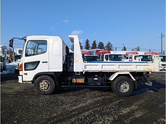 　ダンプ　最大積載量３，３００ｋｇ　４ＷＤ　手動コボレーン付き　ベッド付き　センターデフロック　フォグランプ(3枚目)