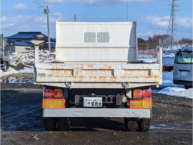 　ダンプ　最大積載量３，３００ｋｇ　４ＷＤ　手動コボレーン付き　ベッド付き　センターデフロック　フォグランプ(5枚目)