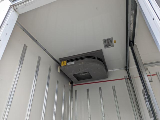 エルフトラック 　２ｔ　二室式冷蔵冷凍車　±３０℃　スタンバイ付き　サイドドア　ＡＴ　４ＷＤ　バックモニター（20枚目）