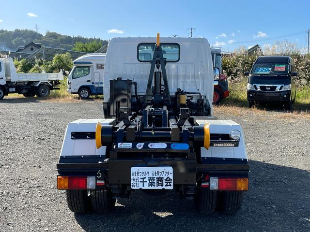 　極東フックロール　最大積載量２，０００ｋｇ　４ＷＤ　コンテナ専用車　ドアミラーヒーター　プリクラッシュセーフティ　ＵＳＢオーディオ(5枚目)