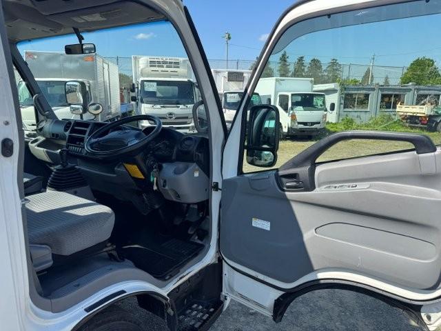デュトロ 　平ボディ　ワイド　ロング　積載３，０００ｋｇ　５ＭＴ　４ＷＤ　荷台長４３５ｃｍ幅２０８ｃｍ高３８ｃｍ（15枚目）