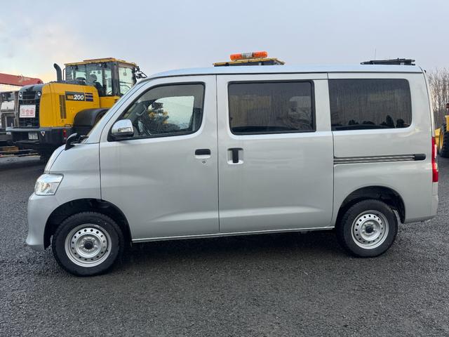 タウンエースバン GL 4WD 登録済み未使用車(3枚目)