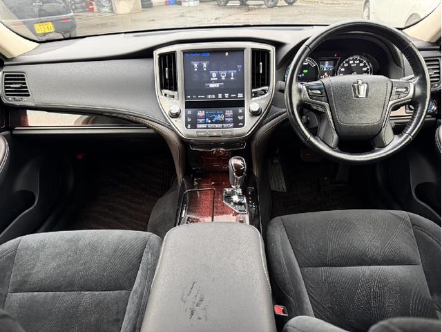 クラウンハイブリッド ロイヤルサルーン Four 4WD 純正メモリーナビ バックカメラ プリクラッシュセーフティ レーダークルーズ スマートキー パワーシート デュアルオートエアコン ステアリングスイッチ 純正革巻きステアリング 純正アルミ(2枚目)