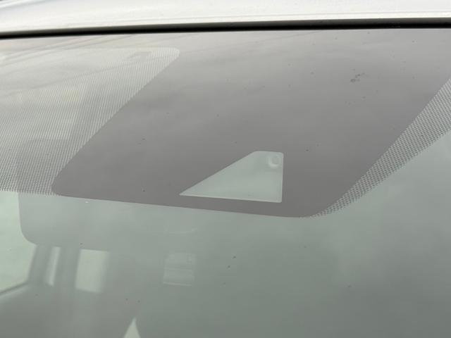 ノート ｅパワーＢ　ＦＯＵＲ　Ｃａｒｒｏｚｚｅｒｉａ製メモリーナビ　全周囲モニター　エマージェンシーブレーキ　レーンキープ　ＥＴＣ　インテリジェントルームミラー　クリアランスソナー　Ｂｌｕｅｔｏｏｔｈ　スマートキー　横滑り防止装置（5枚目）