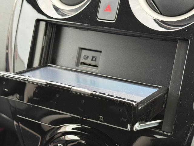 ノート ｅパワーＢ　ＦＯＵＲ　Ｃａｒｒｏｚｚｅｒｉａ製メモリーナビ　全周囲モニター　エマージェンシーブレーキ　レーンキープ　ＥＴＣ　インテリジェントルームミラー　クリアランスソナー　Ｂｌｕｅｔｏｏｔｈ　スマートキー　横滑り防止装置（27枚目）