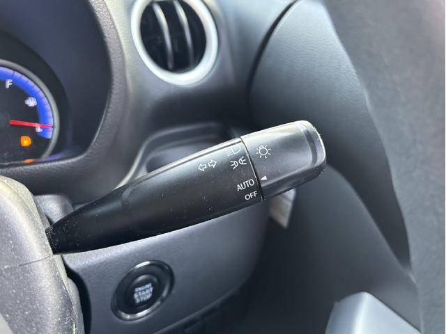 【オートライト】周りの明るさに応じて自動でヘッドライトの点灯・消灯ができる機能です！ライトの付け忘れ・消し忘れなどが無くなり、雨の日や夕方の走行も安心！トンネル通過時も便利ですね