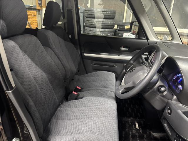 運転席シート廻りは使用感も少なく、良好な状態となっています。前オーナー様が丁寧に使っていたことがよくわかりますね。