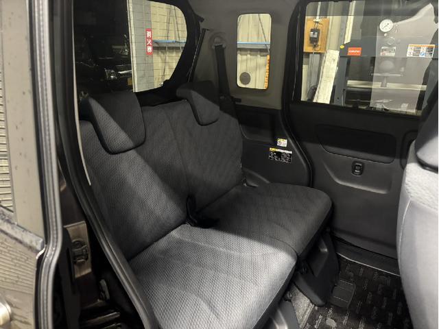 後部座席も気になるようなキズ・汚れやへたり等、大きなダメージはなく、良好な状態です。