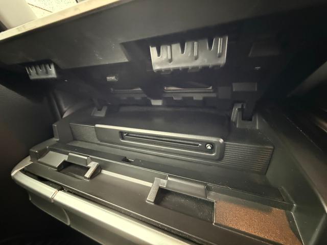 スペーシアギア マイスタイル 4WD 両側電動スライドドア 純正メモリーナビ 全周囲カメラ セーフティサポート レーダークルーズ レーンキープ ヘッドアップディスプレイ シートヒーター スマートキー オートライト ベッドキット付(44枚目)